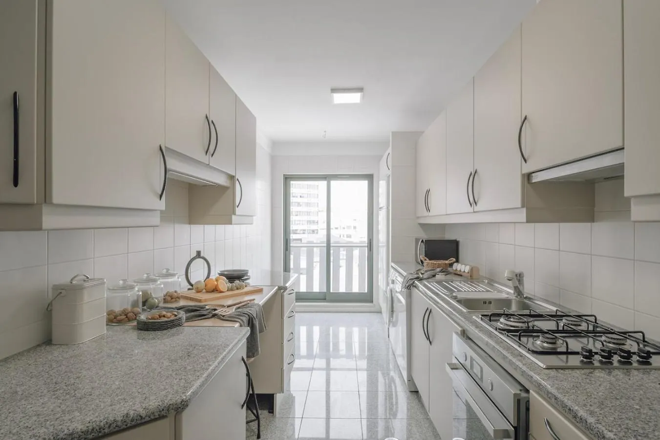 Azzurra - 2 Bedrooms And Parking In Avenidas Novas 리스본