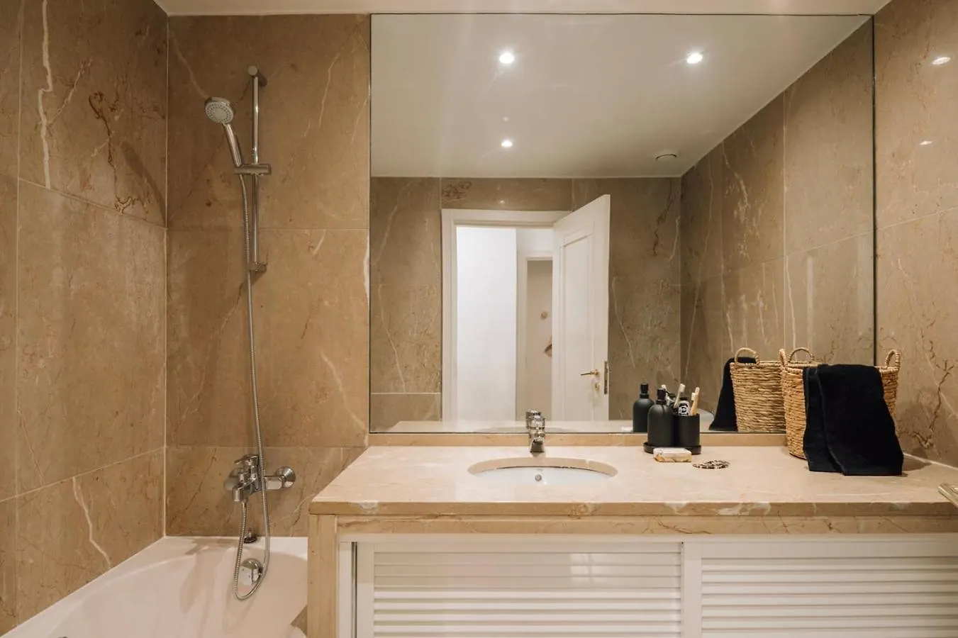 Апартаменты Azzurra - 2 Bedrooms And Parking In Avenidas Novas Лиссабон